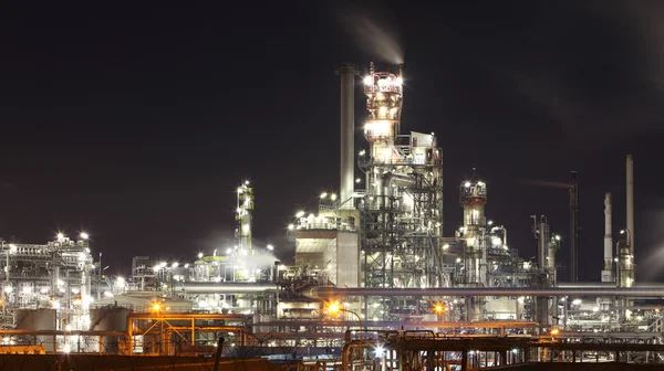 Öl- und Gasindustrie - Raffinerie in der Dämmerung - Fabrik - Petrochemie — Stockfoto