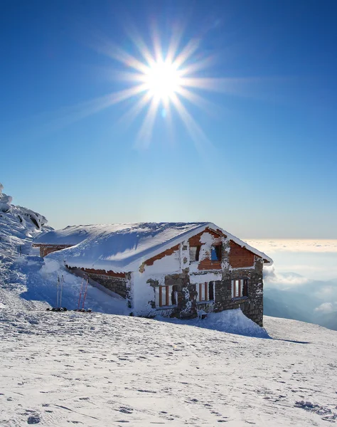 Edificio de cuento de hadas en invierno con sol - Kamenna chata —  Fotos de Stock