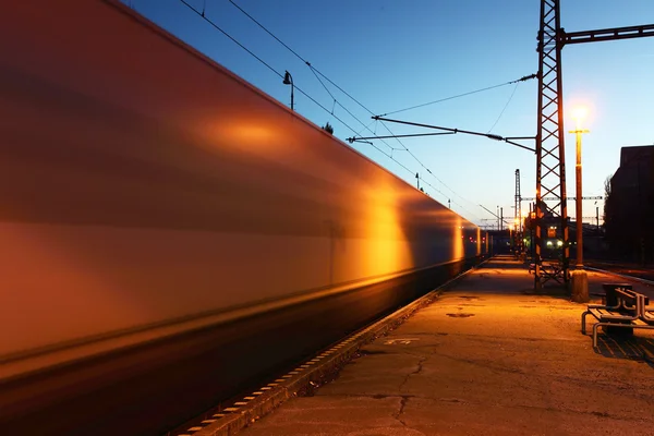 Beweging trein in station — Stockfoto