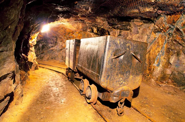 Tren subterráneo en mina, carros en mina de oro, plata y cobre — Foto de Stock