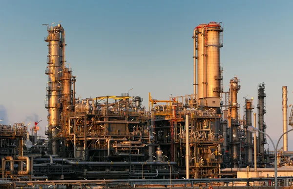 Rafinerii ropy naftowej w ciągu dnia — Zdjęcie stockowe