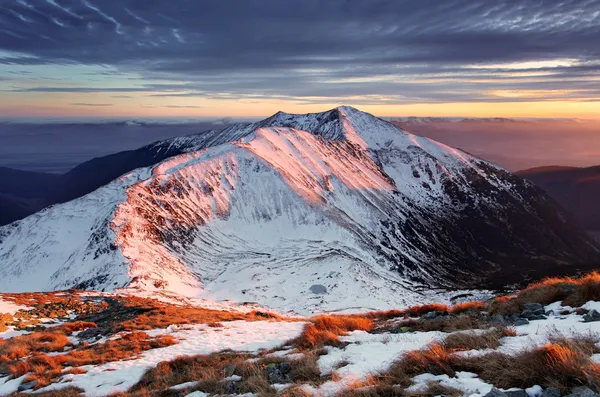 在冬天山景观-斯洛伐克峰值坝雄伟日落 — 图库照片