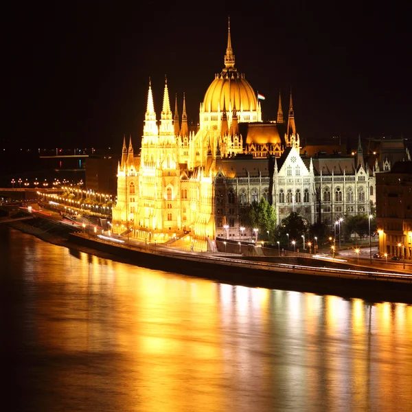 Budapest - Parlamento húngaro de noche - Hungría — Foto de Stock
