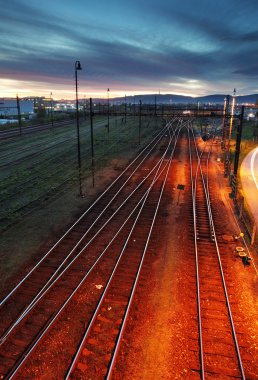 tren yolu ile renkli gökyüzü gece