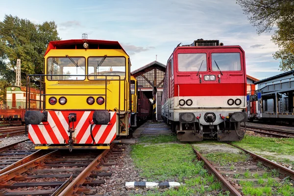 コンテナー内の 2 つの列車 — ストック写真