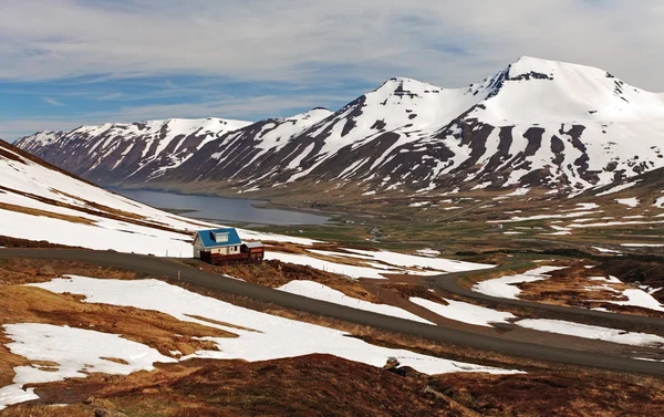 Montagnes fjord iin iceland au printemps — Photo