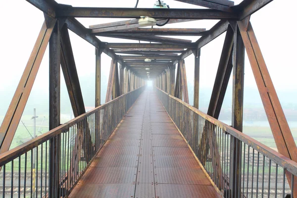 Ponte de aço para pessoas — Fotografia de Stock