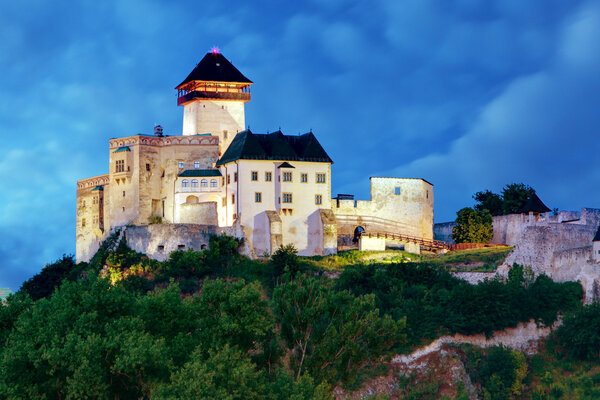 Замок в Тренчине ночью, Словакия

