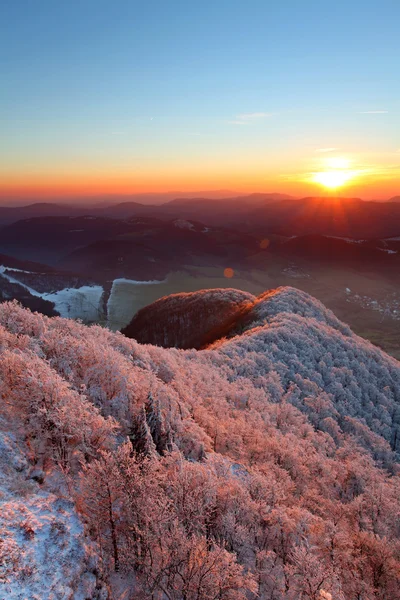 Um panorama gelado do pôr do sol em montanhas de beleza do pico Strazov — Fotografia de Stock