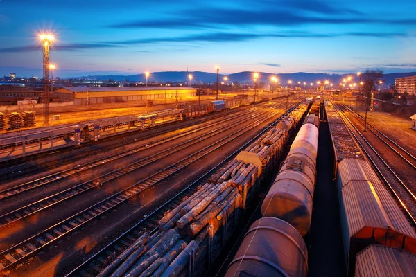 Stazione merci con treni - Trasporto merci — Foto Stock