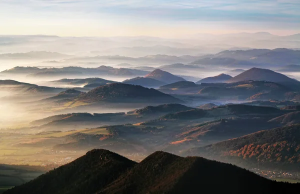 Nebel mit vielen Gipfeln — Stockfoto