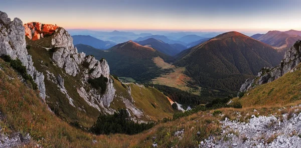 Slovakya dağ tepe rozsutec gün batımında — Stok fotoğraf