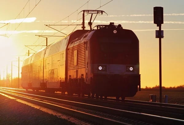 Treno merci in ferrovia — Foto Stock