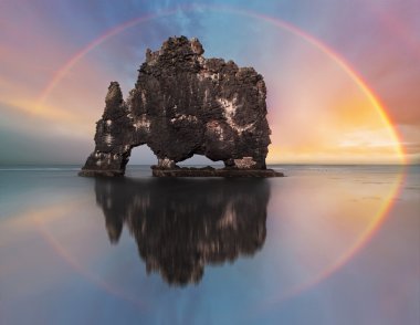 Gökkuşağının üstünde deniz kaya, İzlanda