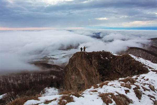 Bewölkter Berg im Winter mit Mann — Stockfoto