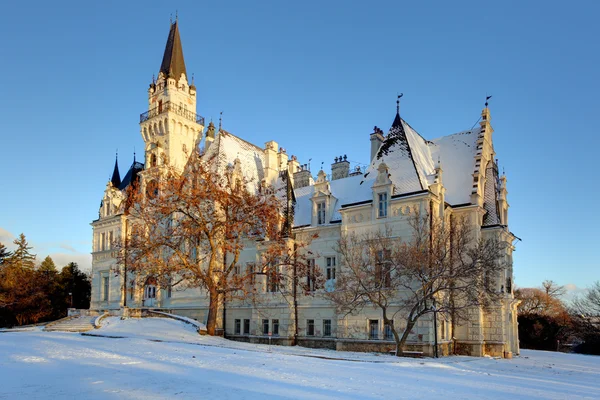 Parque de invierno con castillo en Eslovaquia —  Fotos de Stock