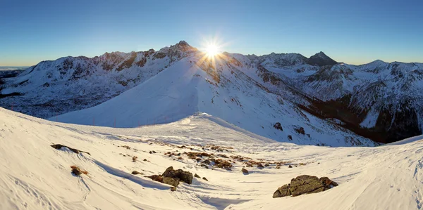 Pologne paysage de montagne en hiver — Photo