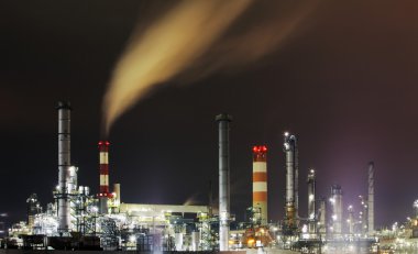Geceleri petrol rafinerisi