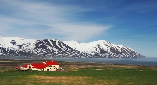 Наземное пространство Исландии с фьордом и горами — стоковое фото