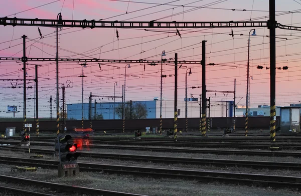 Pistas de ferrocarril en una puesta de sol de color rosa —  Fotos de Stock