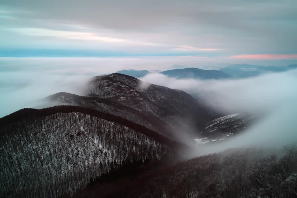 Sis ve bulutlu Dağı'nda kış — Stok fotoğraf