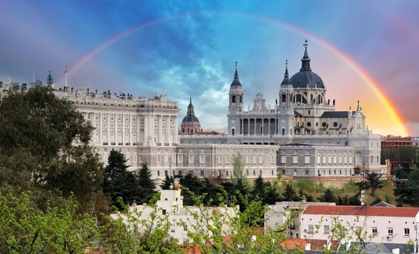 Almudena-Kathedrale mit Regenbogen — Stockfoto