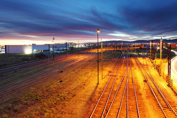Железнодорожная трасса ночью