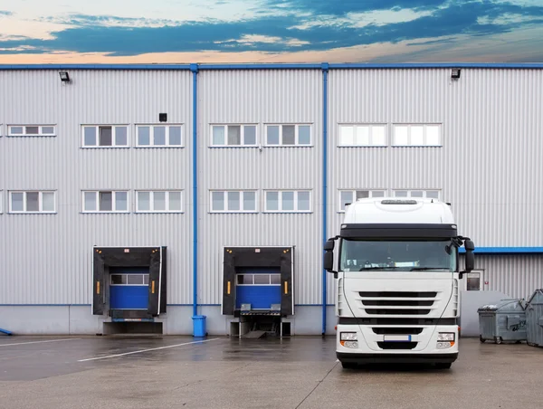 Truck in the warehouse — Stock Photo, Image