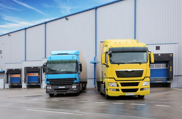 Trucks in warehouse building — Stock Photo, Image