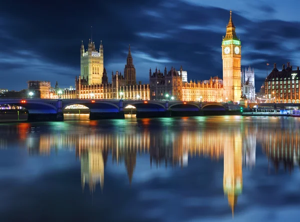 Big Ben'e ve Parlamento geceler, london, İngiltere evler — Stok fotoğraf