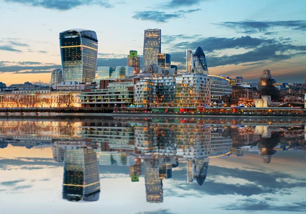 London Skylines ao entardecer Inglaterra, Reino Unido Fotos De Bancos De Imagens