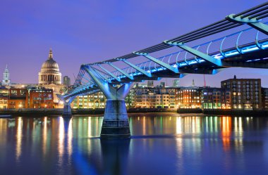 Millennium Köprüsü ve Aziz paul Katedrali, Londra, İngiltere
