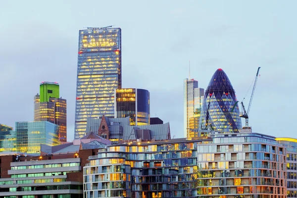 Rascacielos de Londres por la noche, Gran Bretaña, Reino Unido — Foto de Stock