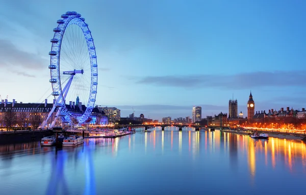 LONDRES, REINO UNIDO - JUNHO 19: London Eye em 19 de junho de 2013 em — Fotografia de Stock