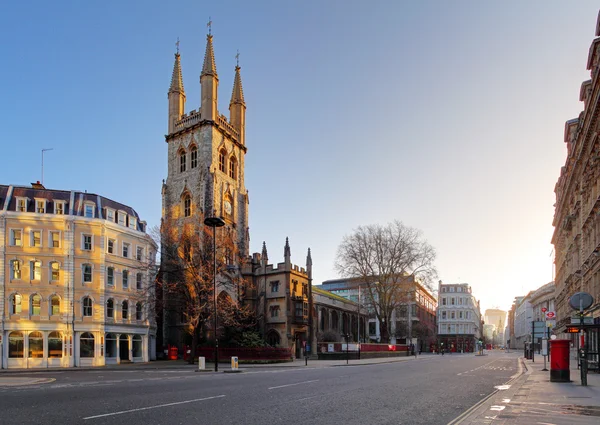 Gatan holborn i london med kyrkan — Stockfoto