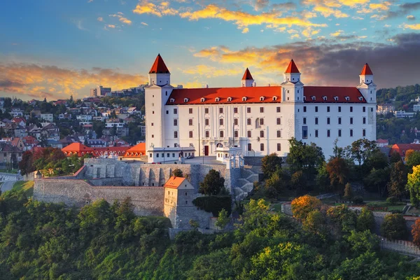 Bratislava kasteel bij zonsondergang, Slowakije — Stockfoto