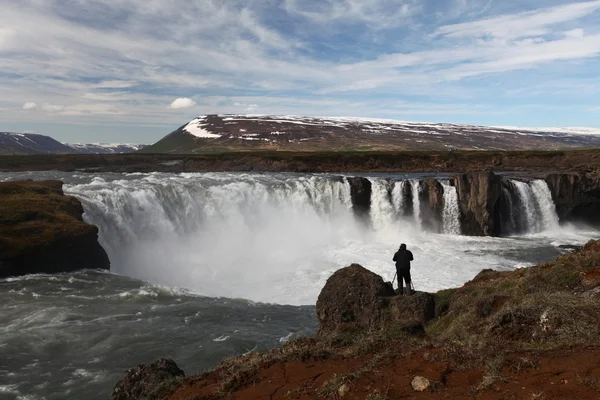 Cascadas Godafoss con montaña en Islandia — Foto de Stock