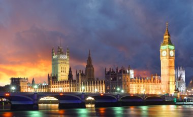 Big Ben'e ve Parlamento geceler, london, İngiltere evler