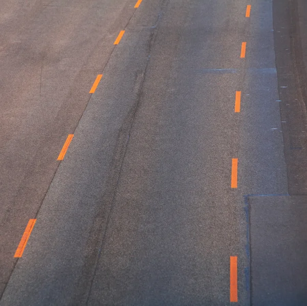 Carretera con líneas naranja —  Fotos de Stock