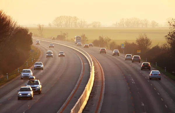 Autostrada z samochody i ciężarówki — Zdjęcie stockowe