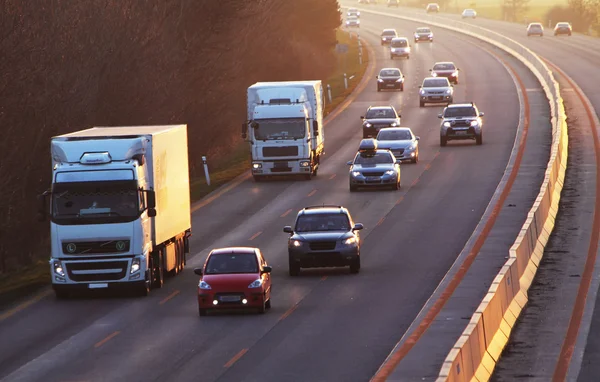 Carretera con coches y camiones —  Fotos de Stock