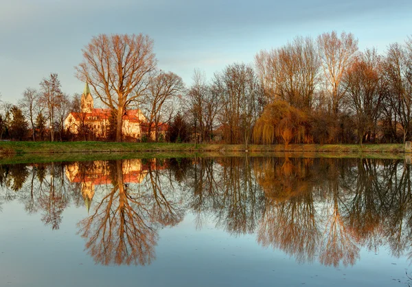 Kerk met reflectie in vijver, cifer — Stockfoto