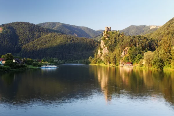 Словакия - Разрушение замка Стречно — стоковое фото