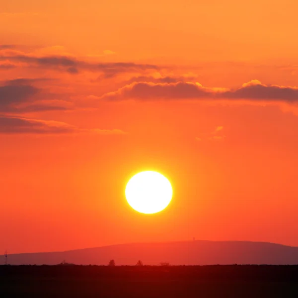 Turuncu - kırmızı günbatımı, gökyüzü güneş — Stok fotoğraf