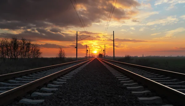Järnvägen vid solnedgången — Stockfoto