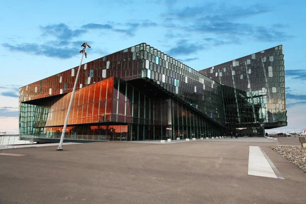 REYKJAVIK, ISLANDA - 9 GIUGNO: Scena crepuscolare del concerto di Harpa Hal — Foto Stock