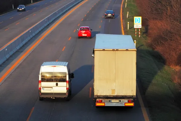 Snelweg met auto's en vrachtwagen — Stockfoto