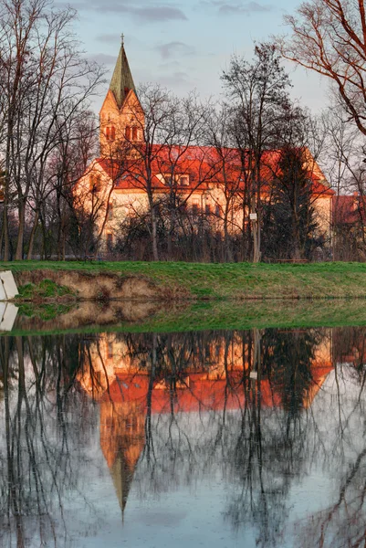 反射の池、cifer の教会 — ストック写真
