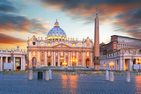 Saint Peter's square at sunset, Vatican City — Stock Photo, Image