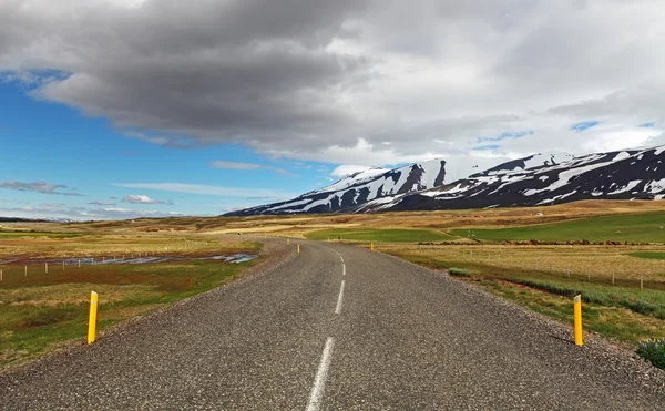 Islândia Oriental paisagem com estrada — Fotografia de Stock